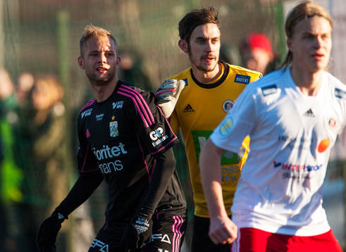 IFK Göteborgs Robin Söder och Hudiksvalls FFs målvakt