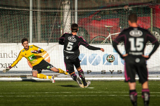 IFK Göteborgs Philip Haglund gör mål på en straff som