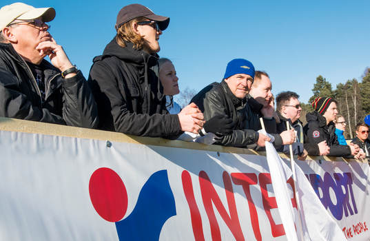 Supportrar inväntar starten på fotbollsmatchen i Svenska