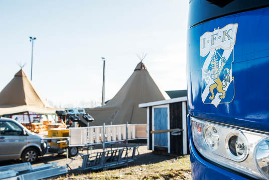 IFK Göteborgs spelarbuss står parkerad intill sportfältet