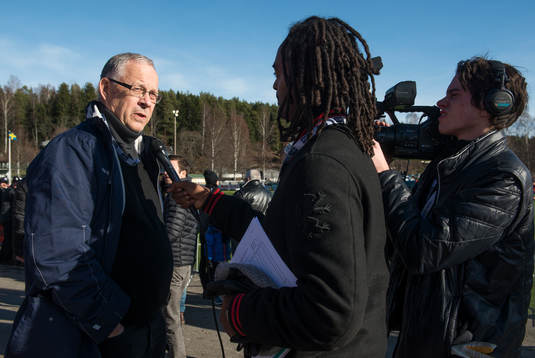 Islands förbundskapten Lars Lagerbäck blir intervjuad av