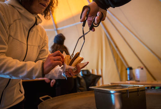 Hamburgare serverades i en lappkåta intill sportfältet