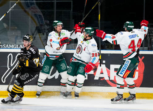 Frölundas Max Görtz (v) gör 1-3 och gratuleras av Joel