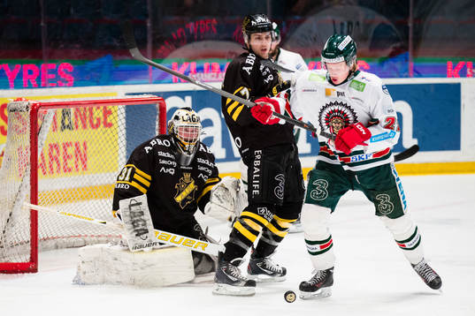 s Brett Carson i kamp om pucken framför målvakt Daniel