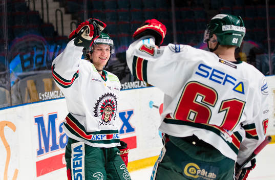 Frölundas Max Görtz gör 1-2 och gratuleras av Jonas