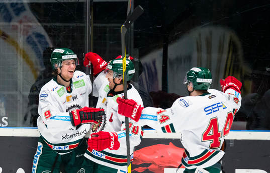 Frölundas Max Görtz (v) gör 1-3 och gratuleras av Joel