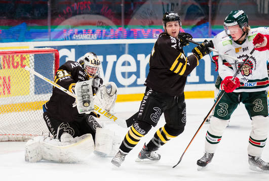 s målvakt Daniel Larsson med en räddning