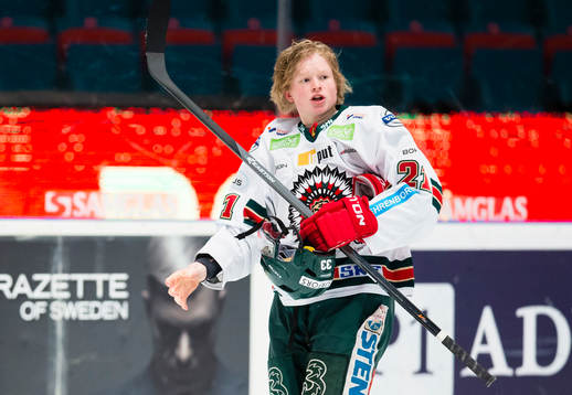 Frölundas Julius Bergman på väg till utvisningsbåset