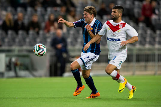 Djurgårdens Martin Broberg i kamp om bollen med Assyriskas