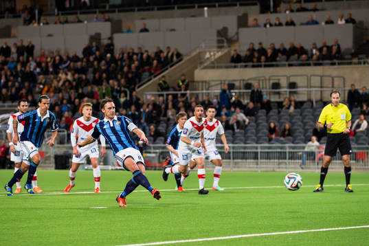 Djurgårdens Andreas Johansson skjuter en straff
