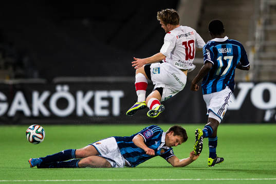 Djurgårdens Mattias Östberg glidtacklar Assyriskas