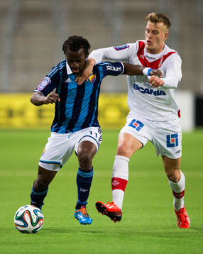 Djurgårdens Amadou Jawo i kamp om bollen med Assyriskas