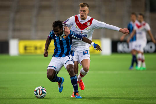Djurgårdens Amadou Jawo i kamp om bollen med Assyriskas