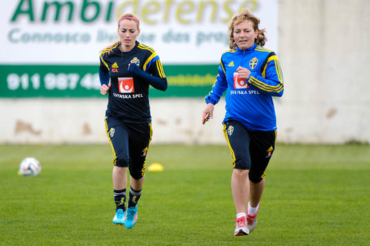 Sveriges Kosovare Asllani tränare med sjukgymnast Annica