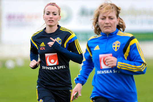 Sveriges Kosovare Asllani tränare med sjukgymnast Annica