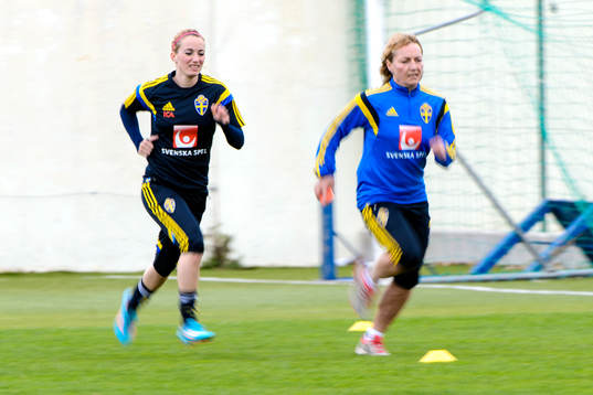Sveriges Kosovare Asllani tränare med sjukgymnast Annica