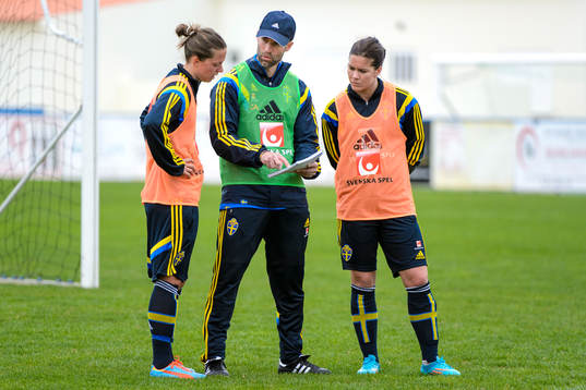 Sveriges Lina Nilsson (v) och Sveriges Hanna Folkesson (h)