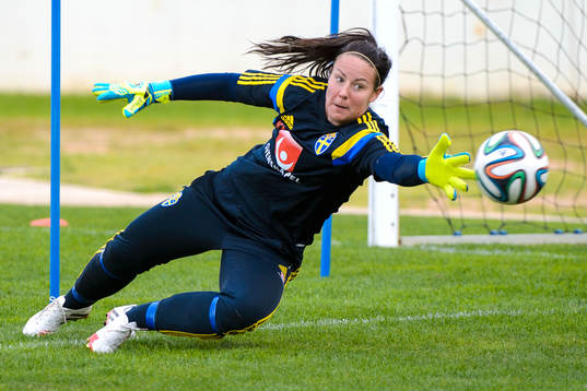 Sveriges målvakt Carola Söberg kastar sig