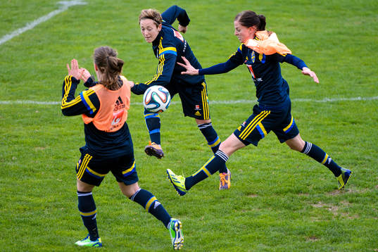 Sveriges Therese Sjögran och Lotta Schelin på en träning