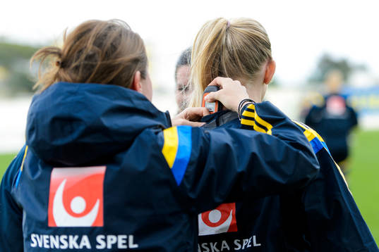 Sveriges Fysiolog Helena Andersson sätter en GPS-sändare
