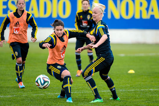 Närkamp mellan sveriges Hanna Folkesson och Caroline Seger
