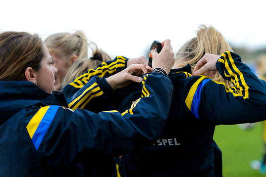 Sveriges Fysiolog Helena Andersson sätter en GPS-sändare