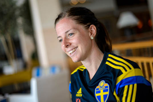 Sveriges Lotta Schelin blir intervjuad