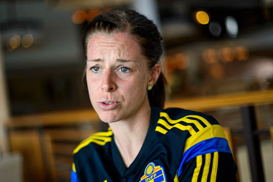 Sveriges Lotta Schelin blir intervjuad
