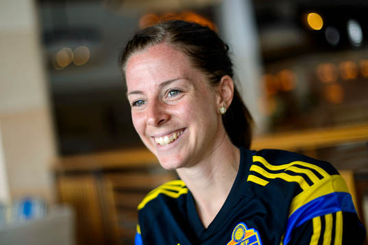 Sveriges Lotta Schelin blir intervjuad