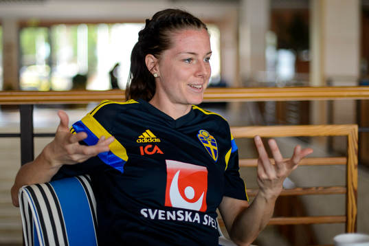 Sveriges Lotta Schelin blir intervjuad