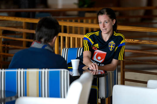 Sveriges Lotta Schelin blir intervjuad