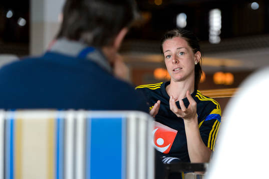 Sveriges Lotta Schelin blir intervjuad
