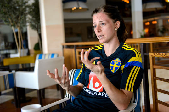Sveriges Lotta Schelin blir intervjuad