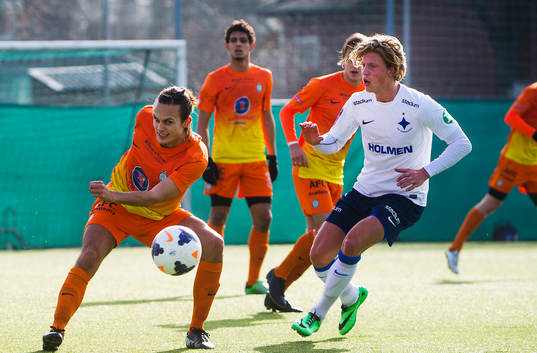 Norrköpings  Alexander Fransson  (höger) utmanar AFC