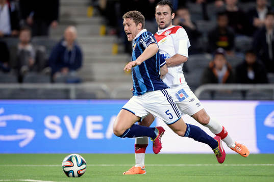 Djurgårdens Stefan Karlsson fälls av Assyriskas Levon