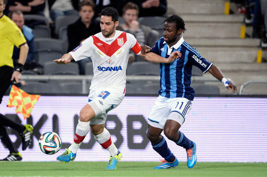 Assyriskas David Durmaz och Djurgårdens Amadou Jawo