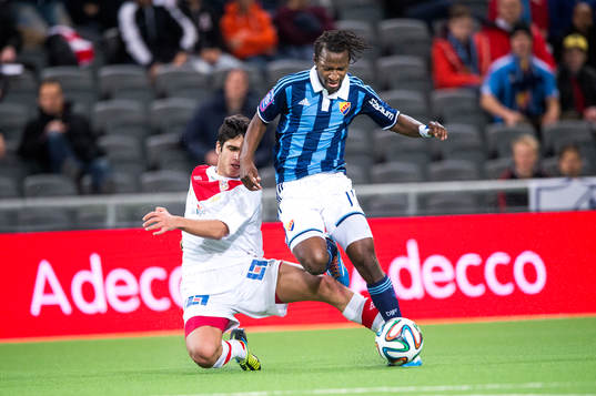 Assyriskas Nemrut Awrohum trycker till Djurgårdens Amadou
