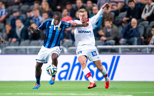 Djurgårdens Mark Mayambela och Assyriskas Jens Jacobsson