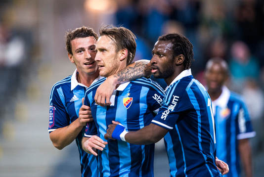Djurgårdens Erton Fejzullahu och Amadou Jawo kramar om