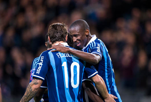 Djurgårdens Mark Mayambela kramar om Erton Fejzullahu i