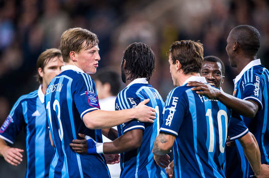 Djurgårdens Emil Bergström ansluter och jublar med laget