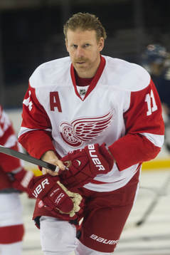 Detroit Red Wings right wing Daniel Alfredsson (11) skates