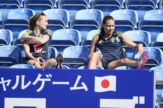 Kosovare Asllani och Charlotte Rohlin på läktaren