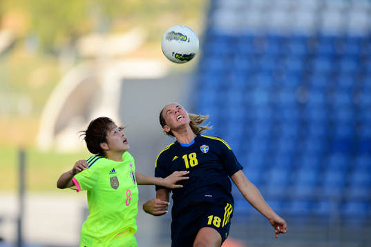 Japans Miyama Aya och Jessica Samuelsson i en nickduell