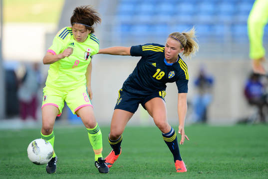 Japans Miyama Aya och Jessica Samuelsson i kamp om bollen