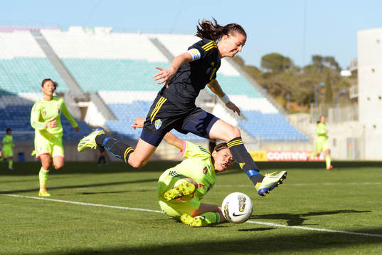 Lotta Schelin flyger fram