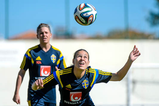 Sveriges Charlotte Rohlin nickar en boll på en träning