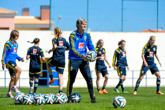 Sveriges förbundskapten Pia Sundhage på en träning