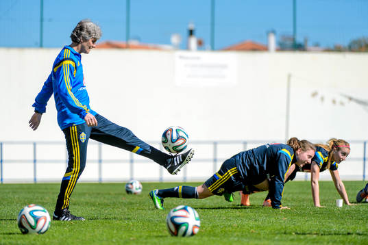 Sveriges förbundskapten Pia Sundhage med en boll på en