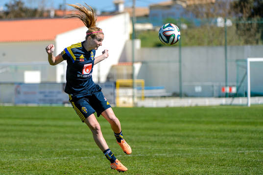 Sveriges Kosovare Asllani nickar en boll på en träning